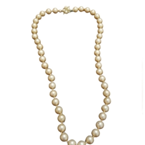 VINTAGE 1950S FAUX PEARL NECKLACE WITH ORNATE CLOSURE - Picture 1 of 3